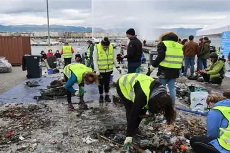 Nettoyage collectif du lac Léman: plus de 800 kg de déchets récupérés